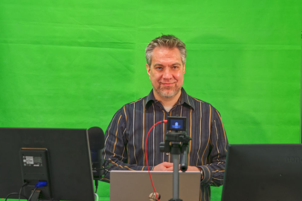 Bernhard Gandolf im virtuellen Studio von eisq